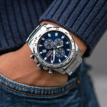 Ρολόι Festina F20463/2 χρονογράφος με ασημί ατσάλινο μπρασελέ, μπλε καντραν, μηχανισμό μπαταρίας, στρογγυλό στεφάνι με διάμετρο 45mm και ένδειξη ημερομηνίας αδιάβροχο στις 10ΑΤΜ-100Μ.